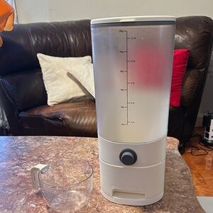 Rice Dispenser with Measuring Cup